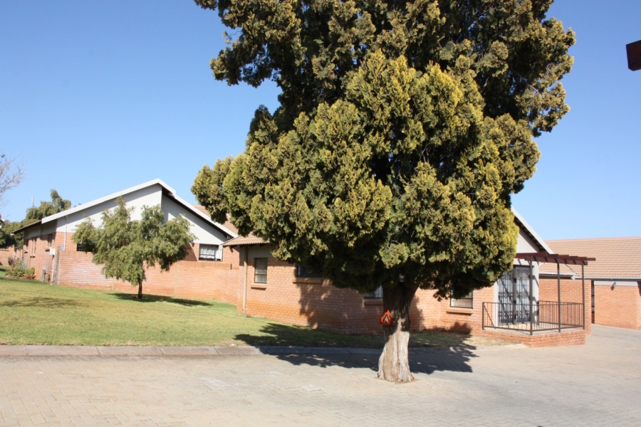 2 Bedroom Property for Sale in Langenhovenpark Free State